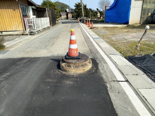 盛り上がったマンホール